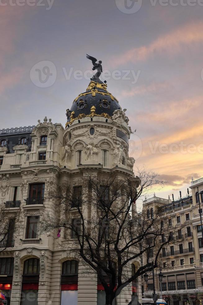Metropolitan- Gebäude mit großartig die Architektur gelegen beim das Eingang von Madrid gran über foto