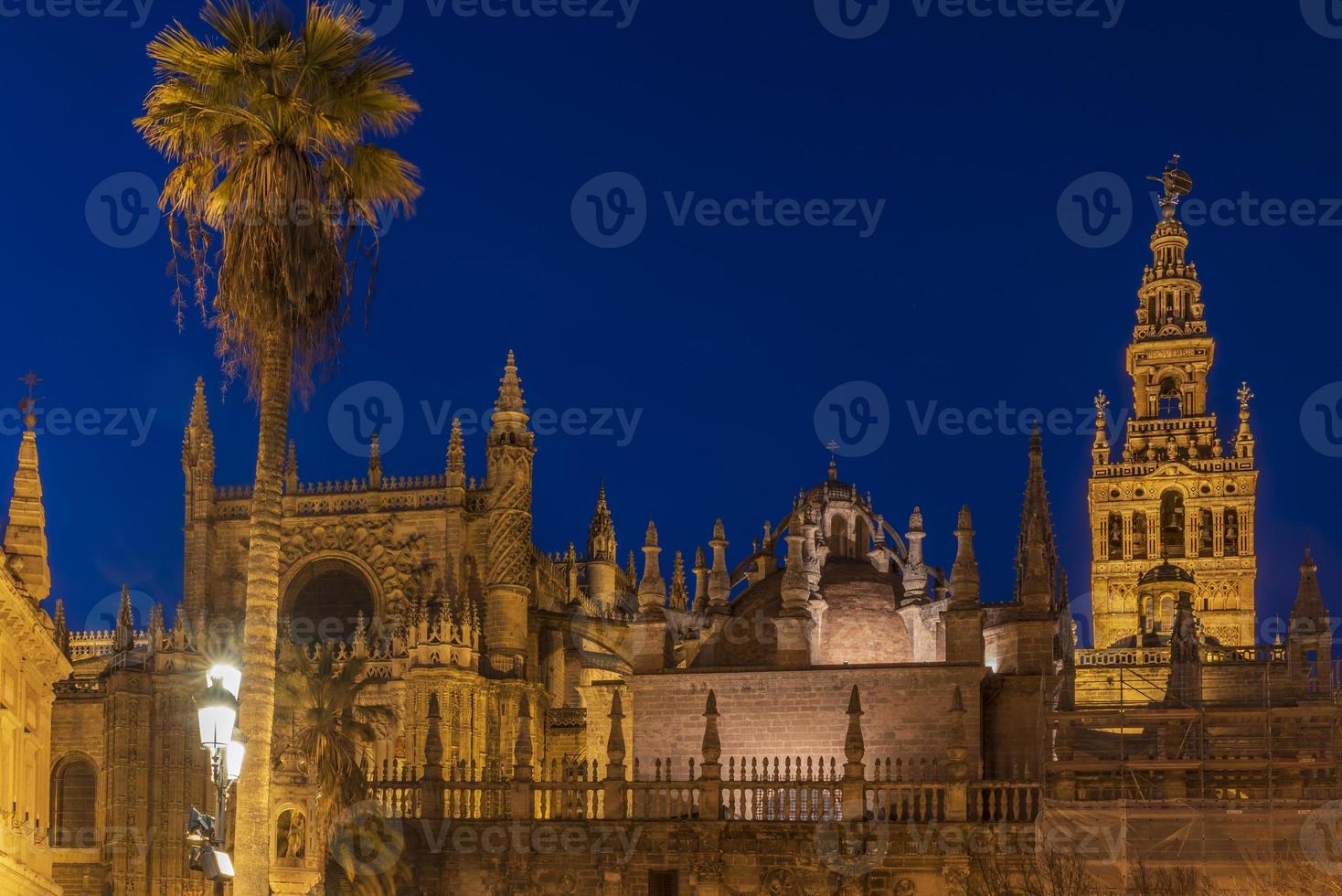 Sevilla Kathedrale ist das dritte größten Kirche im das Welt und einer von das schön Beispiele von gotisch und Barock architektonisch Stile und Giralda das Glocke Turm von ist 104.1 Meter hoch foto