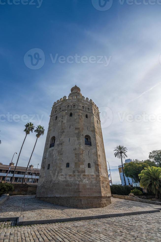 das torre del Oro Turm von Gold ist ein zwölfeckig Militär- Wachturm im Sevilla Süd- Spanien es war aufgerichtet im bestellen zu Steuerung Zugriff zu Stadt über das Guadalquivir Fluss. foto