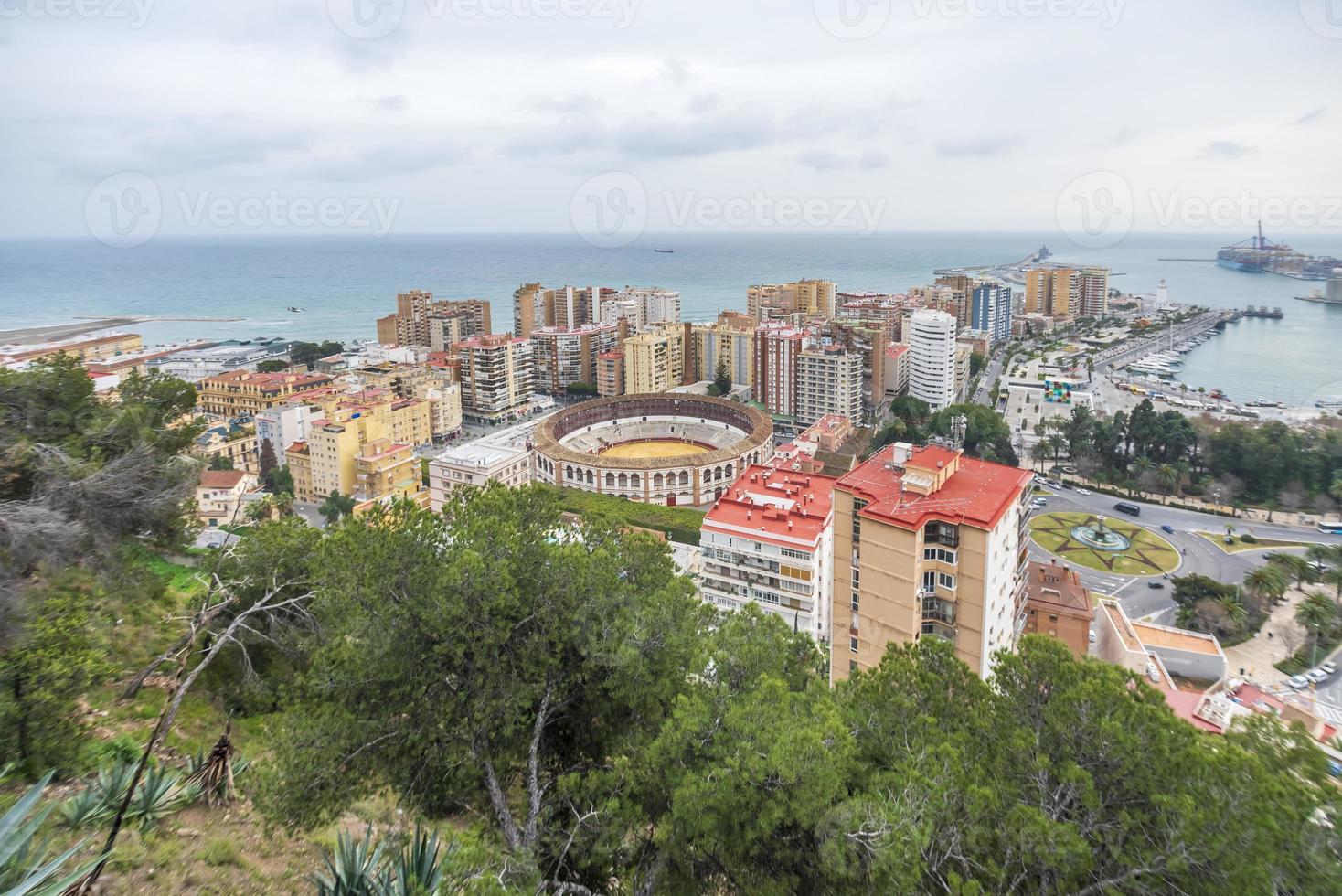 Malaga ist ein Hafen und Strand Stadt gelegen auf das Sonne Strand auf das Mittelmeer Küste im das Osten von das iberisch Halbinsel. foto