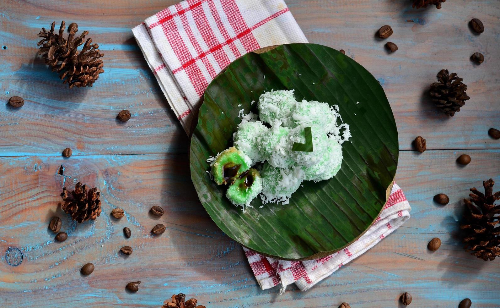 klepon oder Kelepon ist einer von Indonesiens traditionell Kuchen gemacht von klebrig Reis Mehl welche ist geformt mögen klein Bälle und gefüllt mit braun Zucker und dann gekocht foto