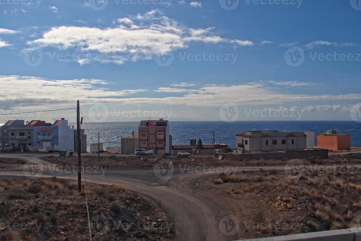 Landschaften von das Spanisch Insel von Tenerife mit das Autobahn und das Ozean foto