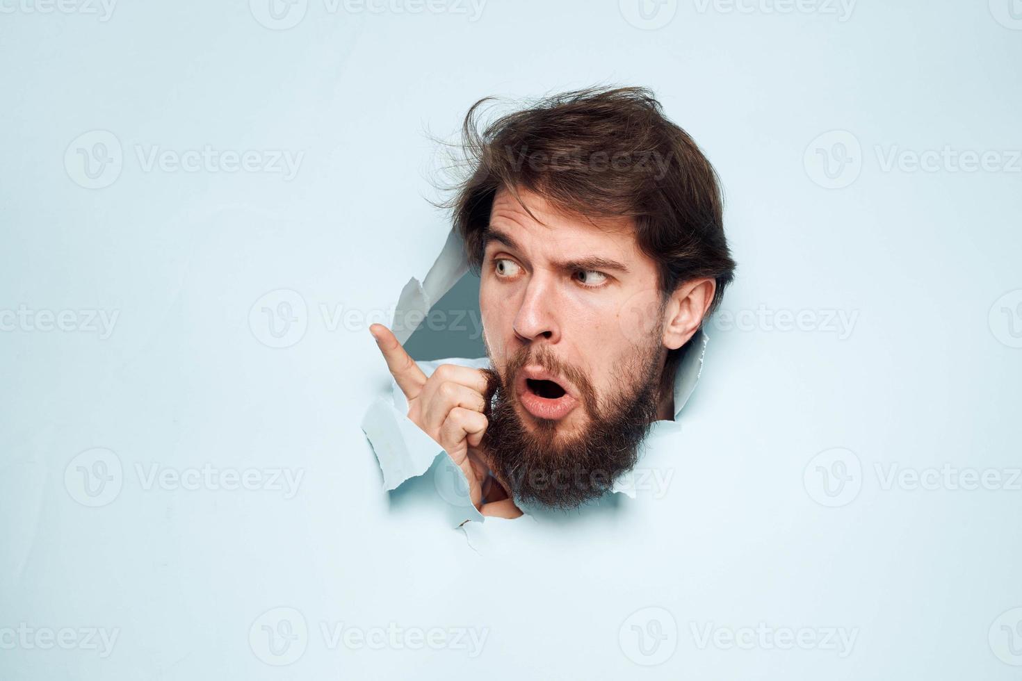 emotional Männer geht kaputt durch das Mauer Werdegang Arbeit Lebensstil foto