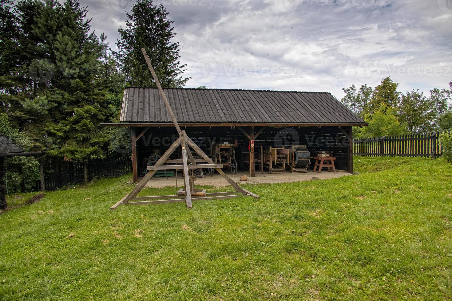 historisch hölzern ländlich Gebäude mit ein Open-Air Museum im dobczyce Polieren Berge auf ein Sommer- Tag foto