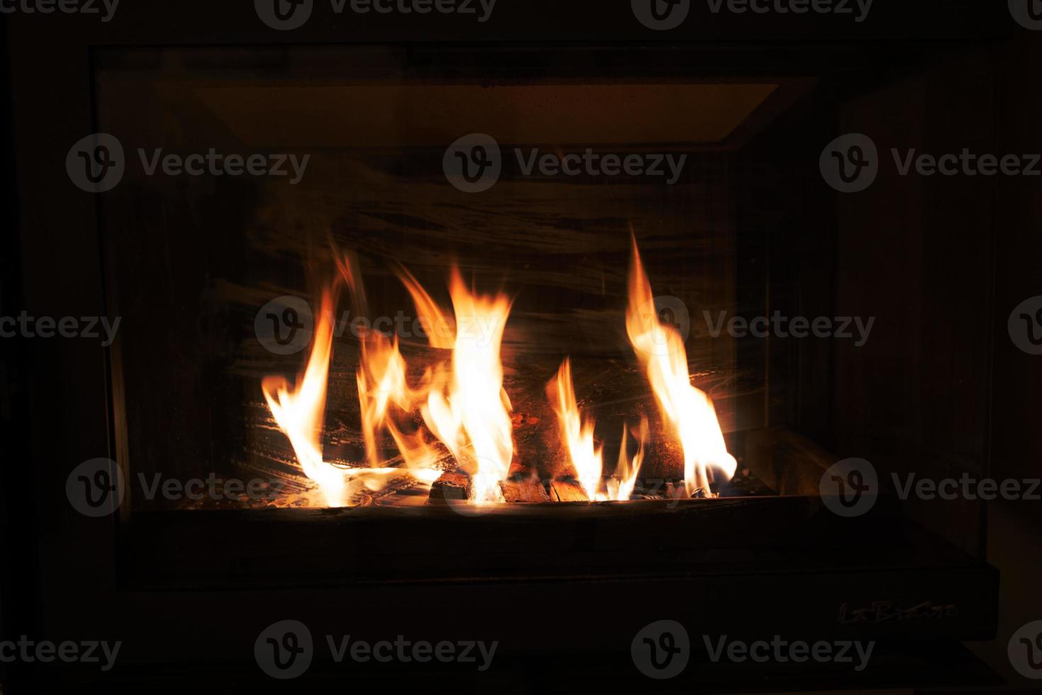 heiß Feuer Verbrennung im ein inländisch Kamin auf ein Winter Tag foto