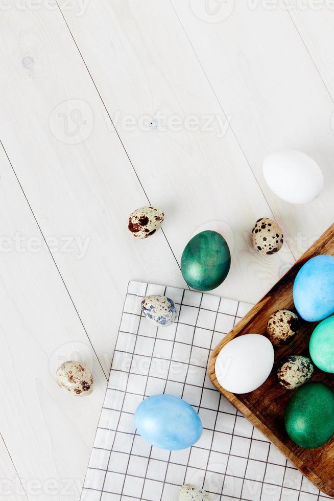 Ostern Kirche Urlaub bunt Eier auf Tafel und hölzern Tabelle oben Aussicht foto