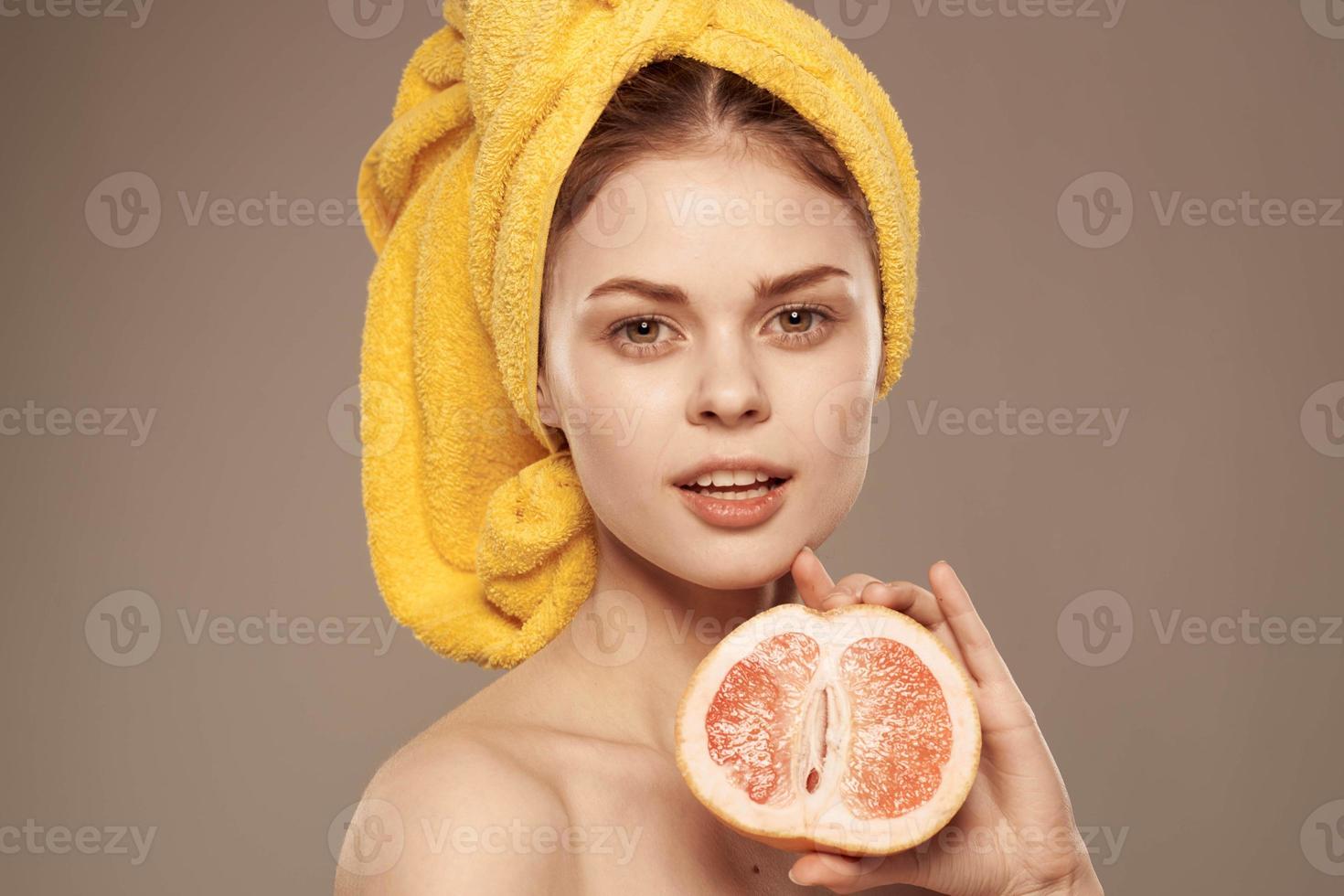 ziemlich Frau Grapefruit im Hand sauber Haut Vitamine Gesundheit foto