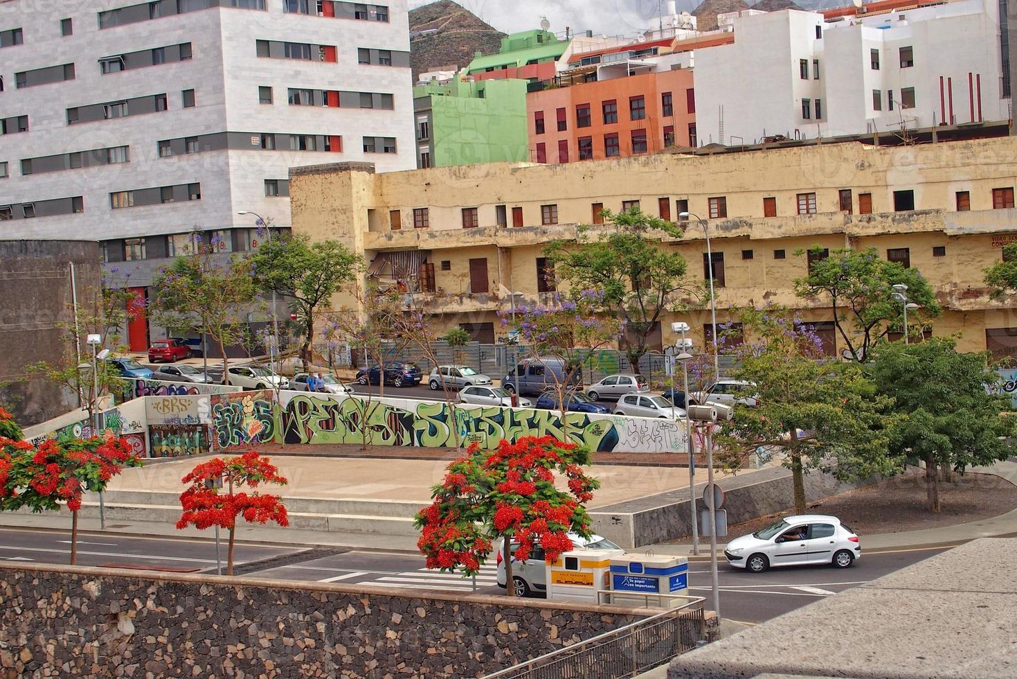 interessant bunt Urlaub Häuser im das Straßen von das Spanisch Stadt von sanca Cruz im Tenerife foto