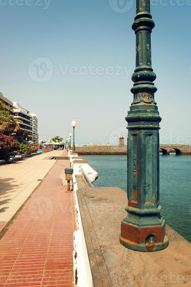 Strand Landschaft von das Hauptstadt von das Kanarienvogel Insel Lanzarote arrecife im Spanien auf ein sonnig warm Sommer- Tag foto