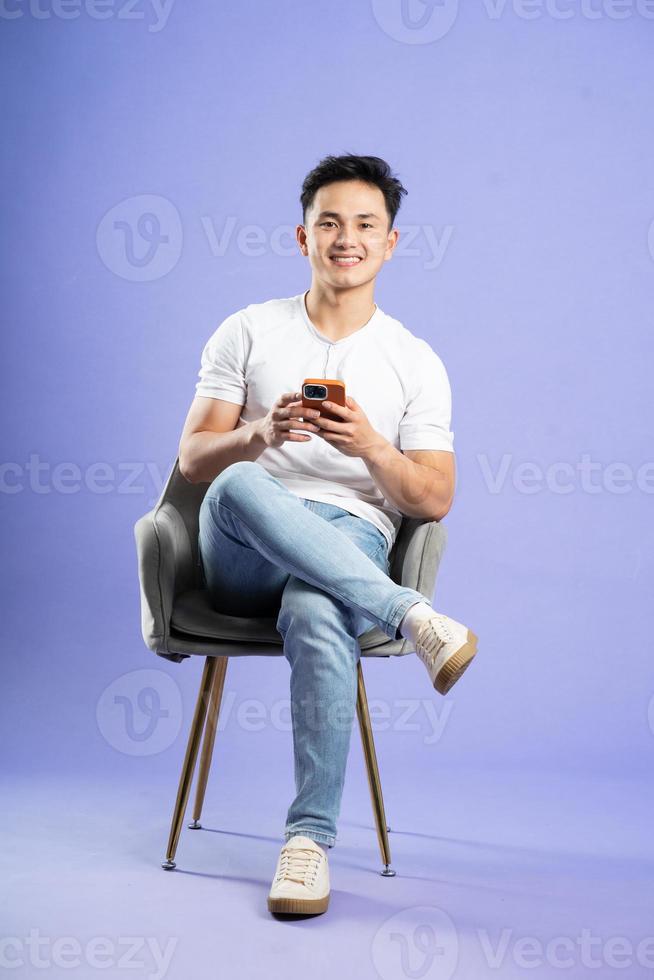 Bild von asiatisch Junge posieren auf lila Hintergrund foto