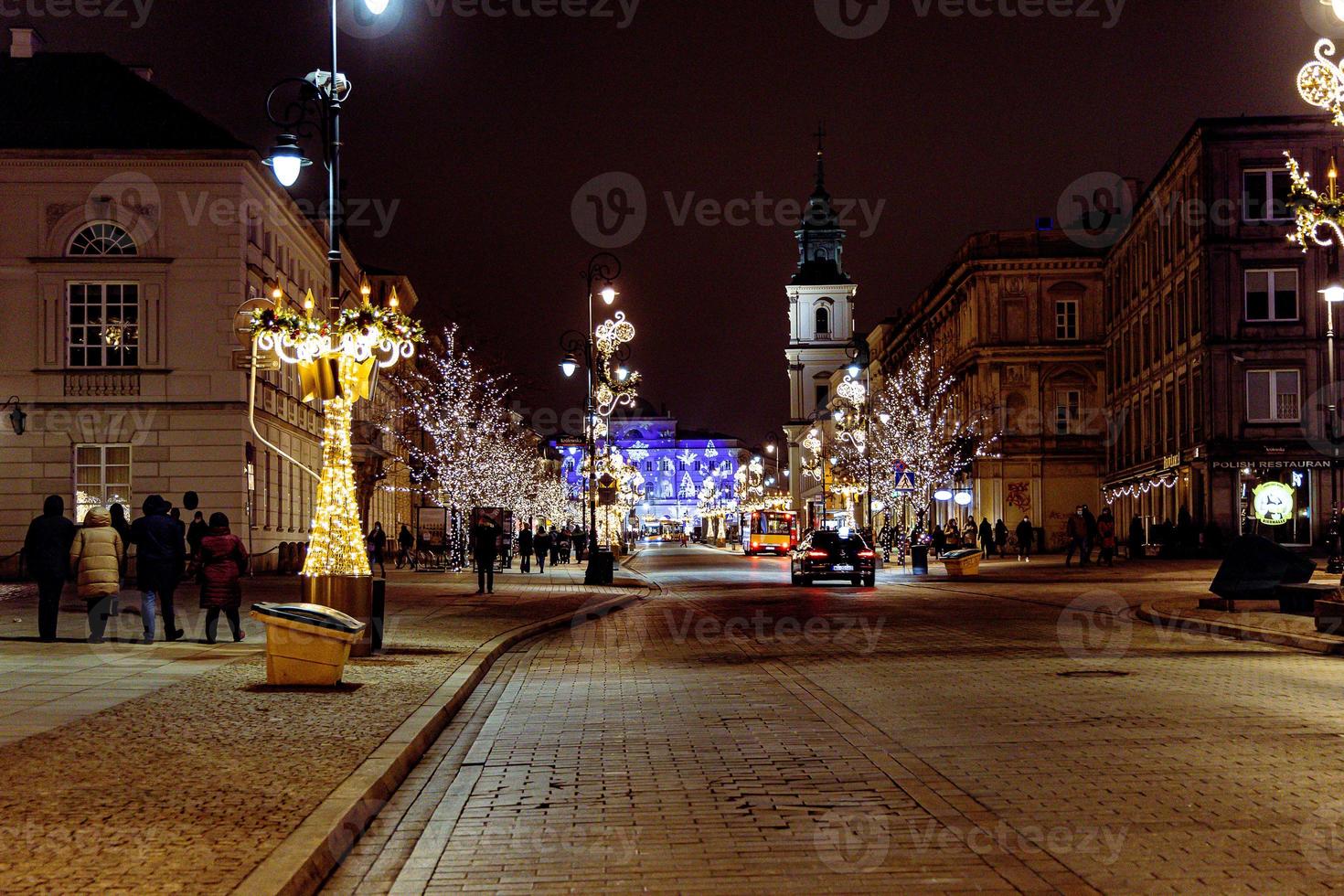 Straßen beim Nacht mit Dekorationen zum Weihnachten Warschau Polen im das Stadt Center foto