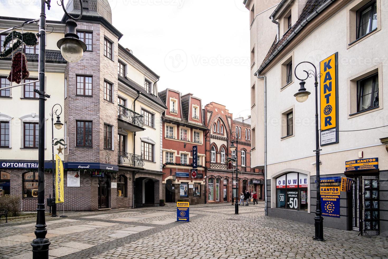 Landschaft von Lebork polska mit ein historisch Straße mit alt Mietshaus Häuser auf ein grau Herbst Tag foto