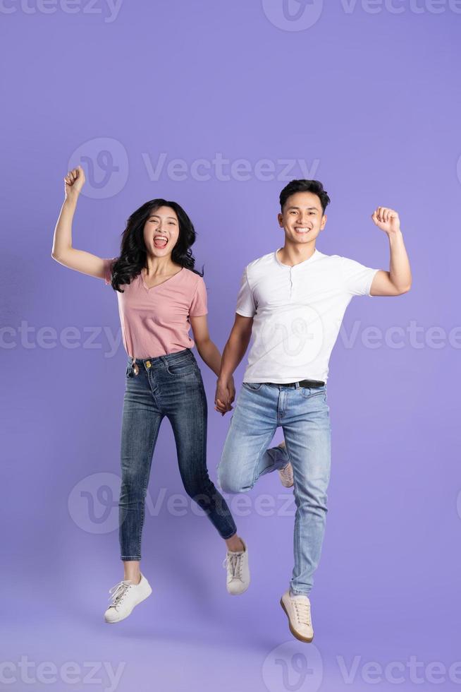 voll Körper Bild von asiatisch Paar posieren auf lila Hintergrund foto