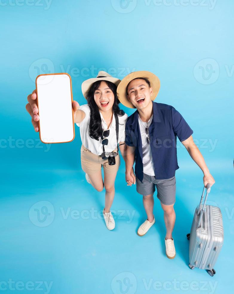asiatisch Paar Reisen Bild isoliert auf Blau Hintergrund foto