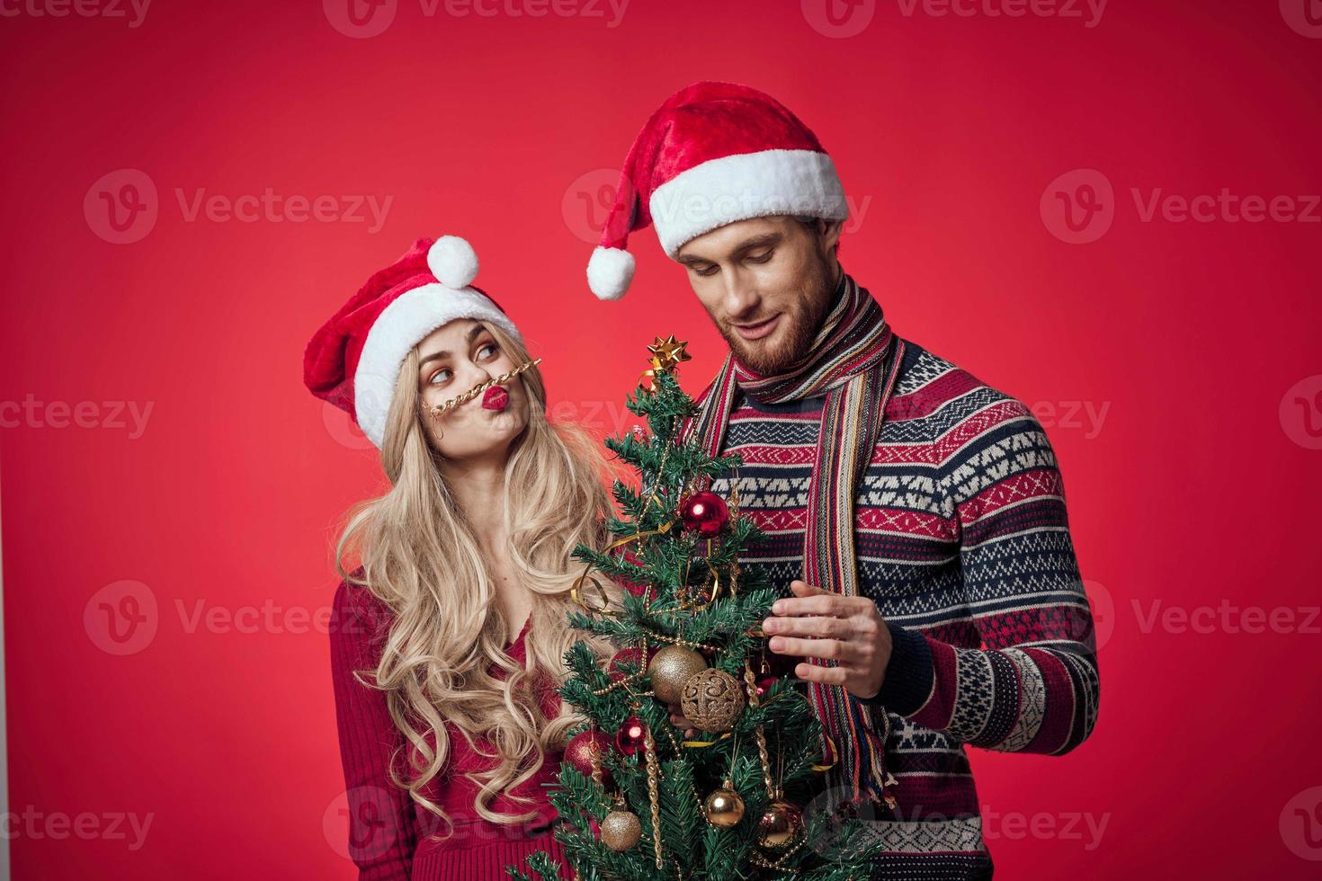 Mann und Frau sind Stehen Nächster zu Neu Jahre Urlaub Weihnachten Geschenke foto