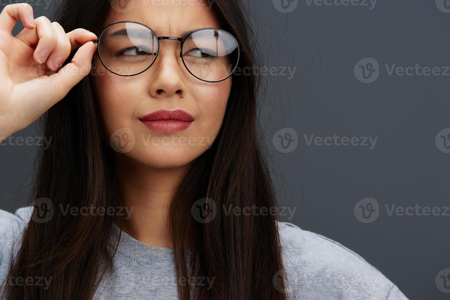 Porträt Frau im ein T-Shirt Brille Jugend Stil Spaß isoliert Hintergrund foto