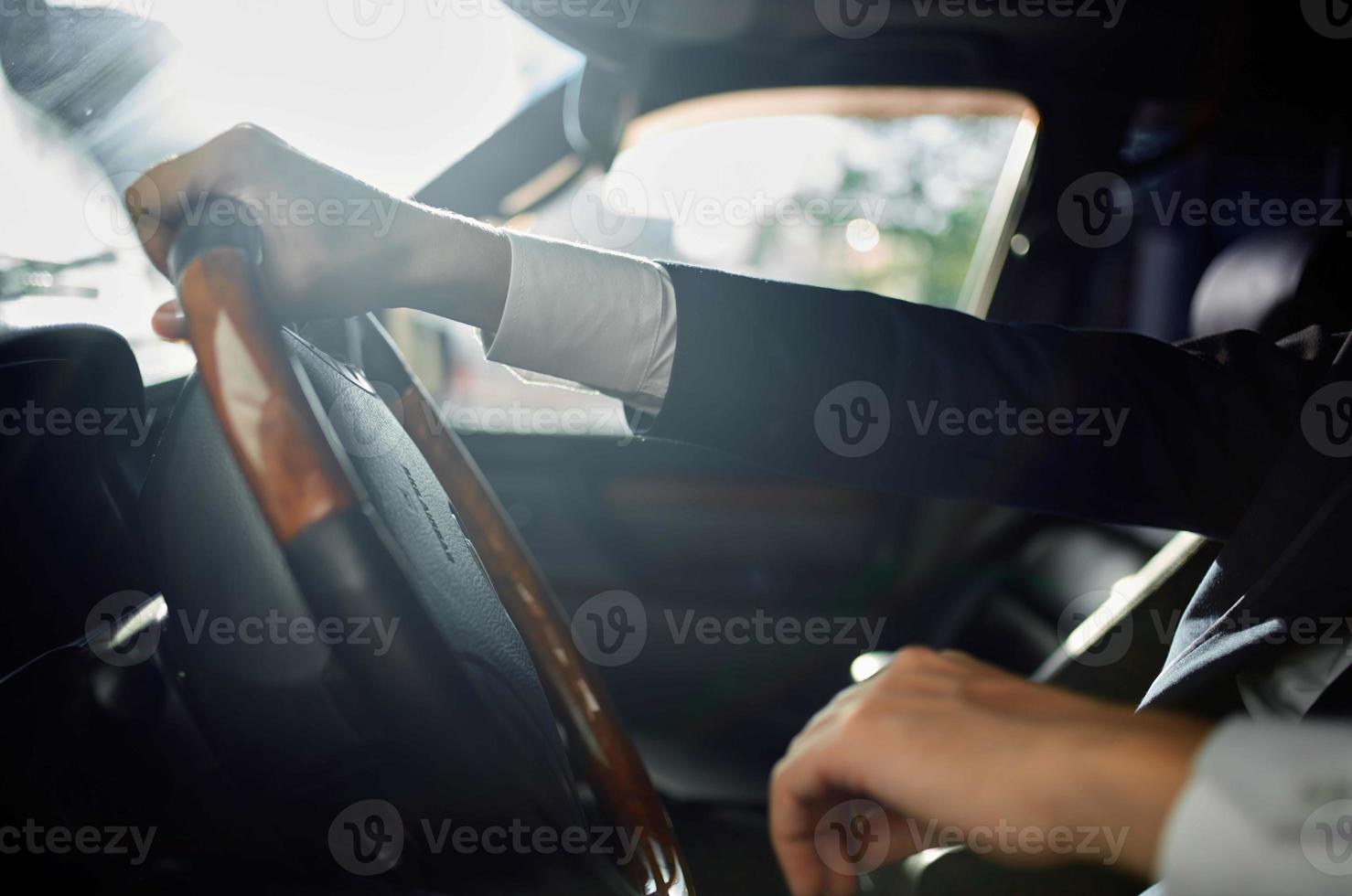 emotional Mann im ein passen im ein Auto ein Ausflug zu Arbeit Kommunikation durch Telefon foto