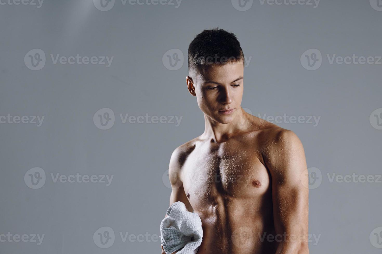 gut aussehend Mann mit nackt Schultern trainieren Bodybuilder isoliert Hintergrund foto