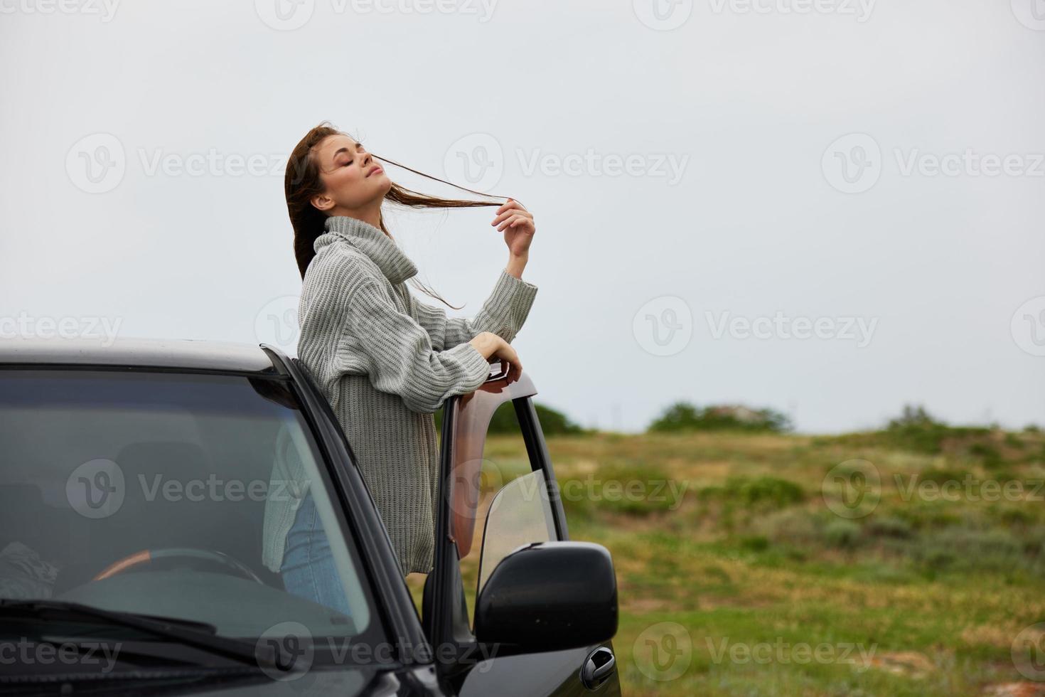 ziemlich Frau Abenteuer Auto Ausflug Natur Reise weiblich entspannend foto