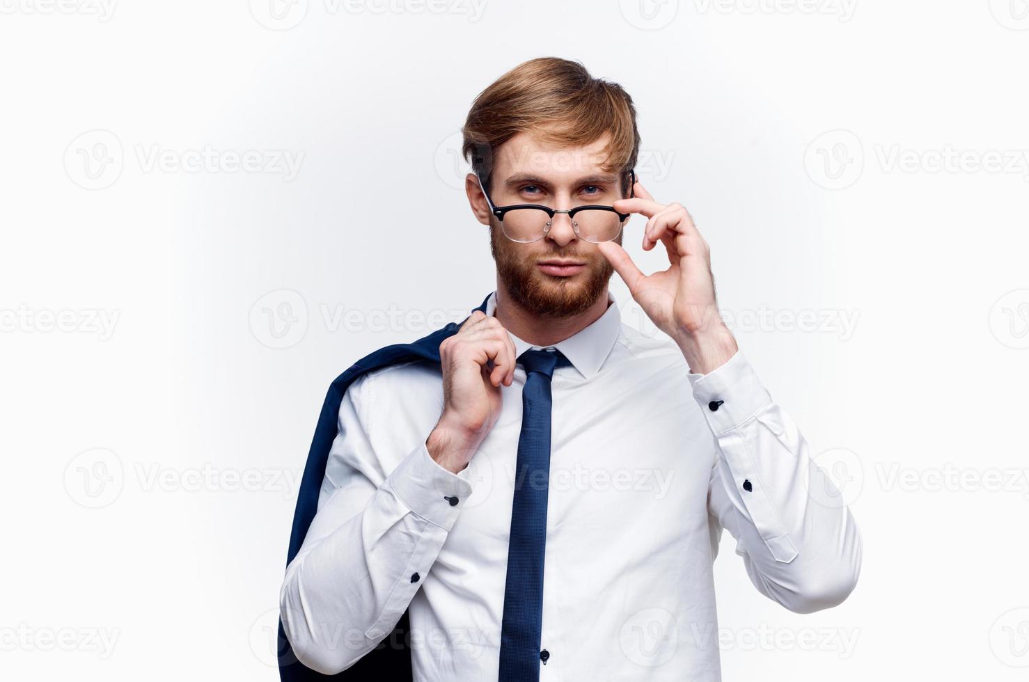 Geschäft Mann mit ein Jacke Über seine Schultern tragen Brille Selbstvertrauen offiziell foto