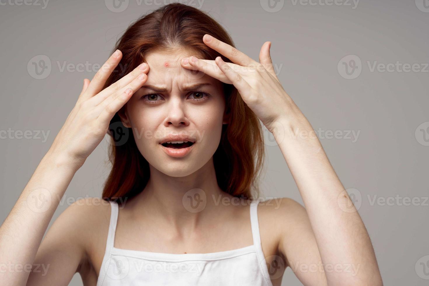 ziemlich Frau Lupe in der Nähe von das Gesicht Hygiene isoliert Hintergrund foto