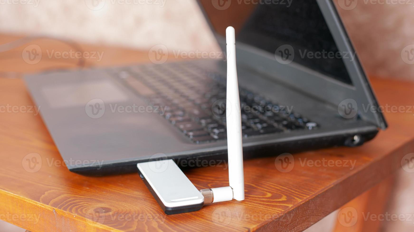 Signalverstärkung WLAN-Router, Laptop mit Antenne für Highspeed-Internet foto