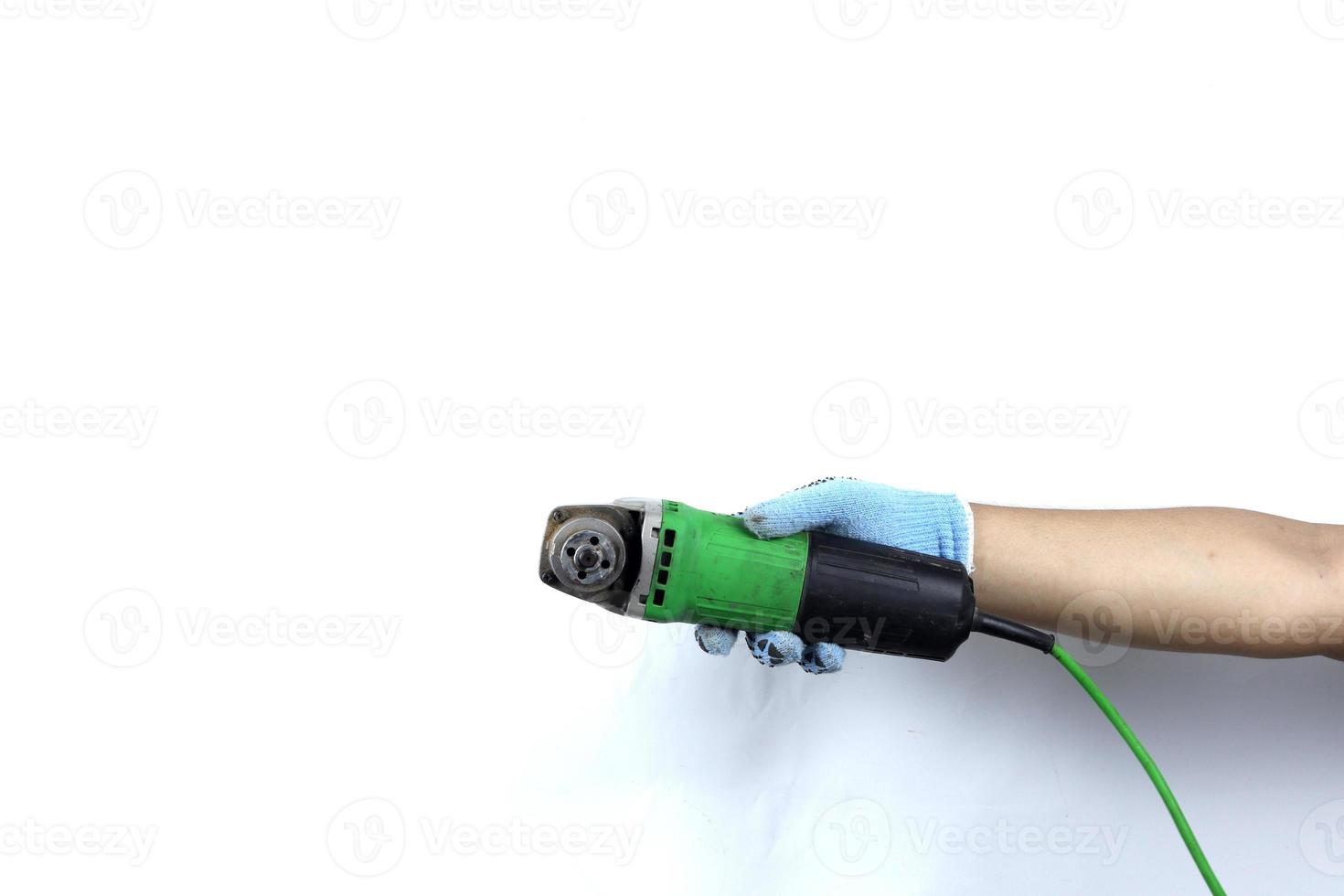 behandschuhte Hand halten Winkel Schleifer Maschine isoliert auf Weiß Hintergrund foto