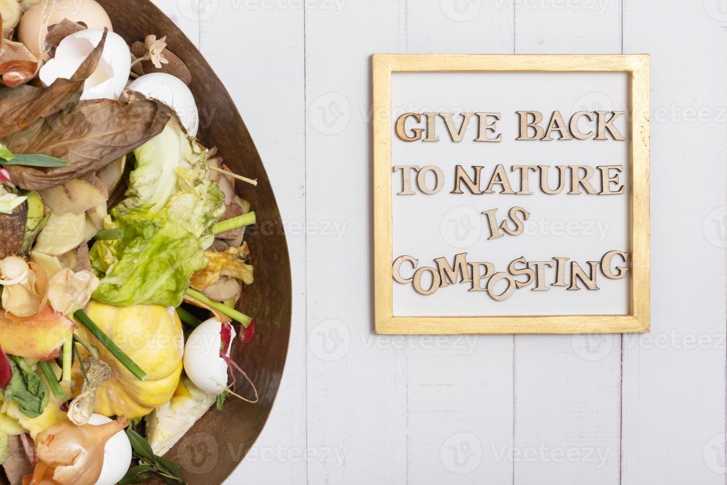 geben zurück zu Natur ist Kompostierung Motivation Text mit organisch Müll zum Kompost foto