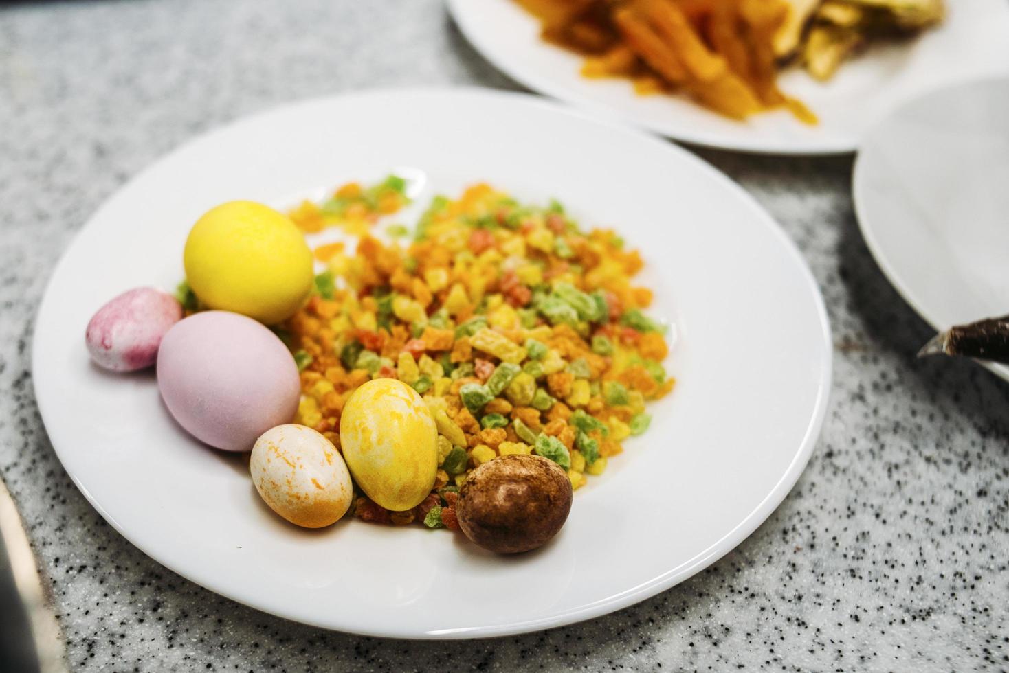 getrocknete Früchte mit bunten Eiern foto