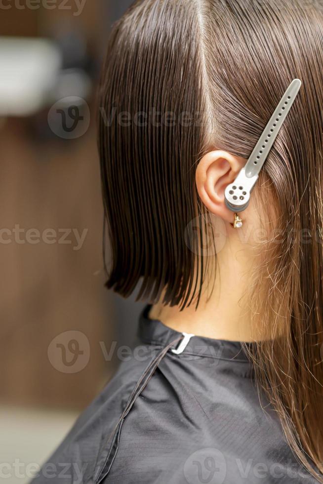 Brünette Frau mit Teilt Haar foto