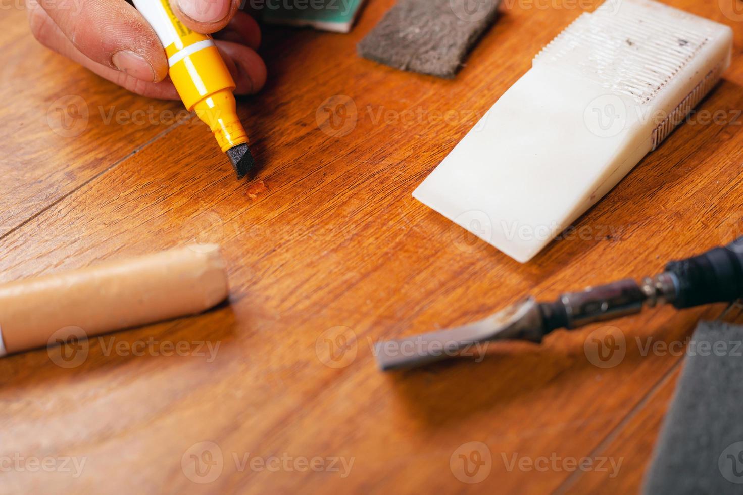 Reparatur Restaurierung von Laminatparkett und Holzprodukten foto