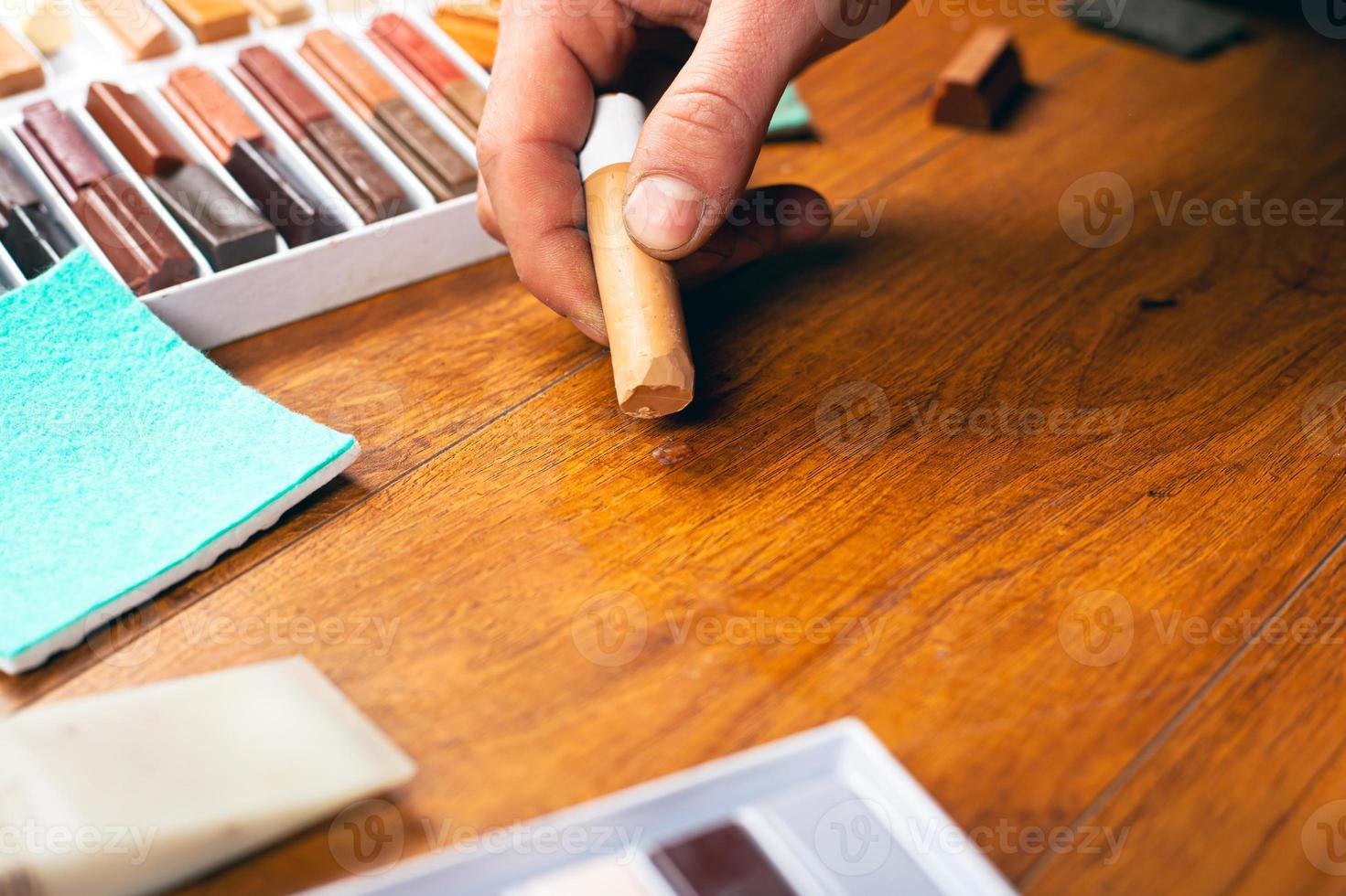 Laminat- und Parkettrestauration zum Versiegeln von Kratzern und Spänen foto