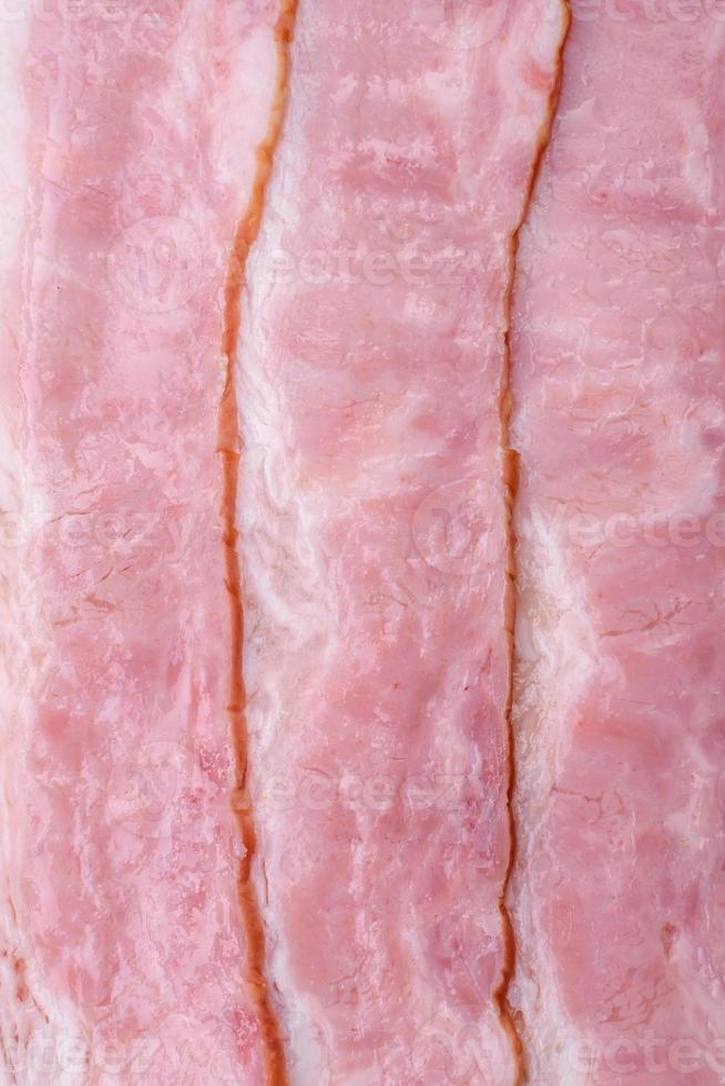 köstlich frisch Speck Streifen mit Gewürze und Salz- foto