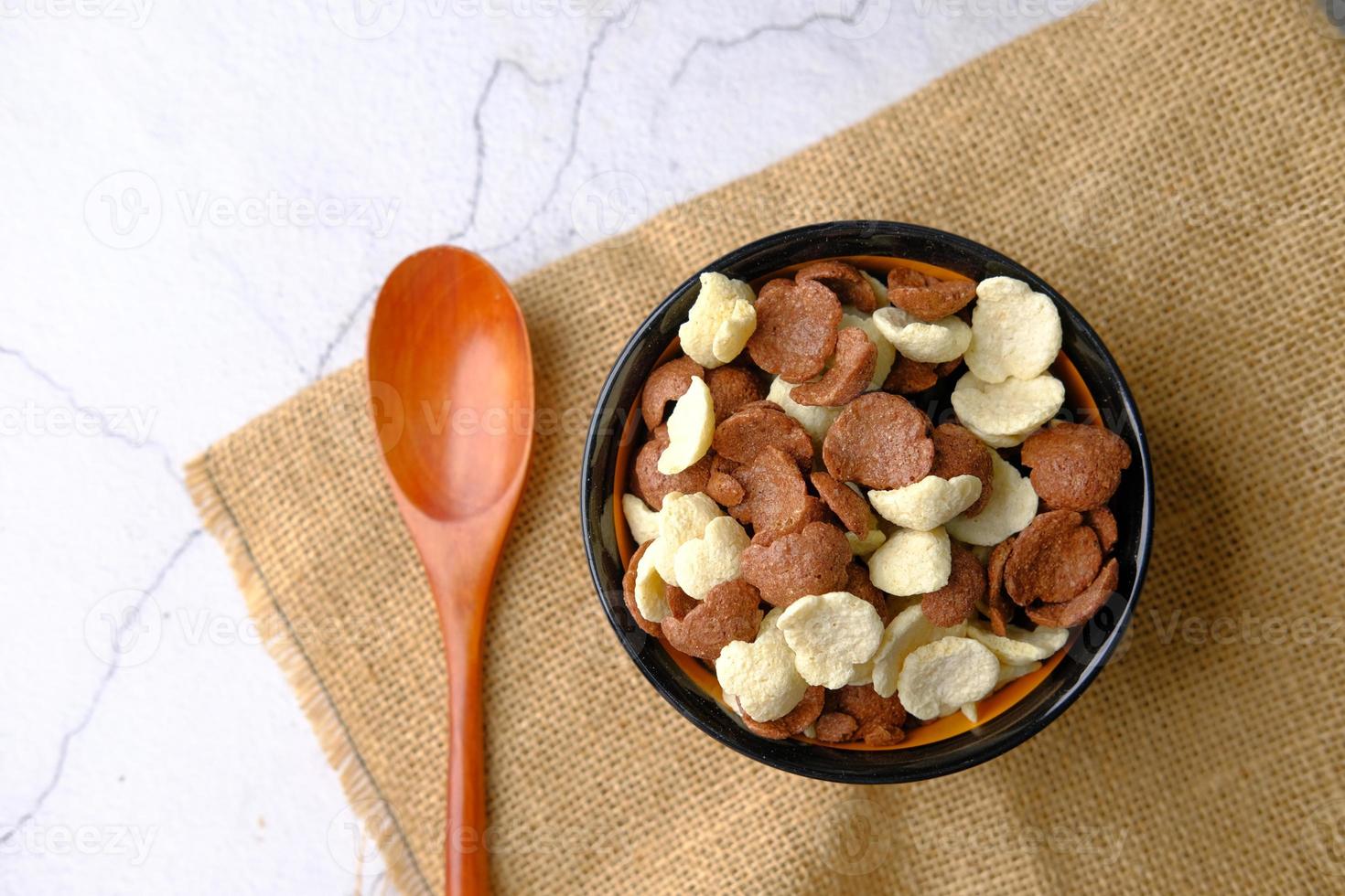 Draufsicht von Cornflakes in einer Schüssel auf Tisch foto