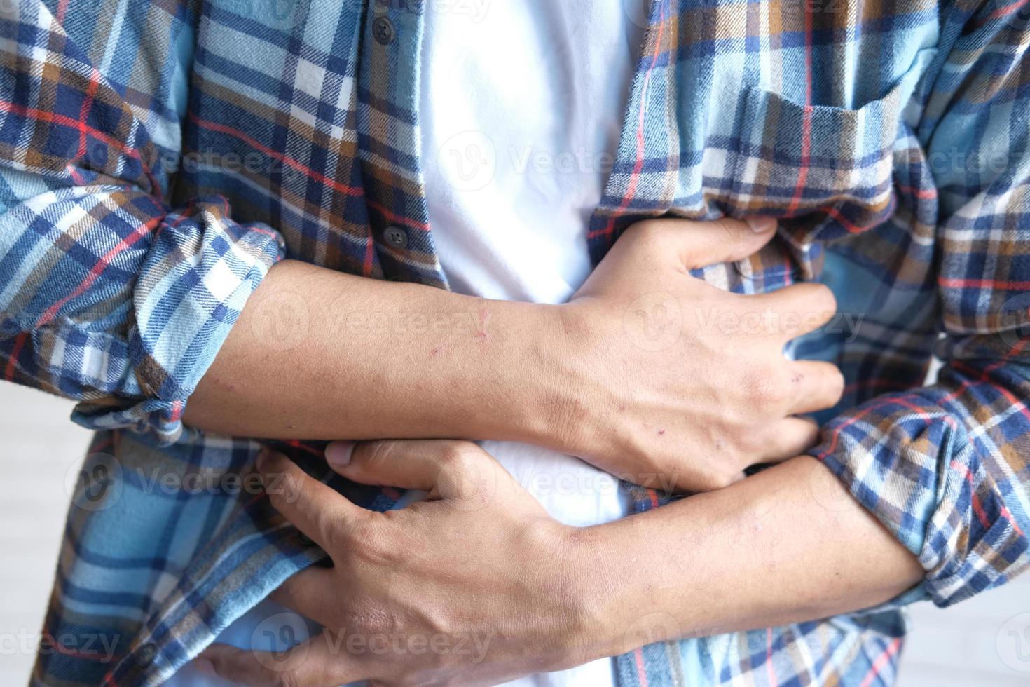 Mann leidet unter Bauchschmerzen hautnah foto