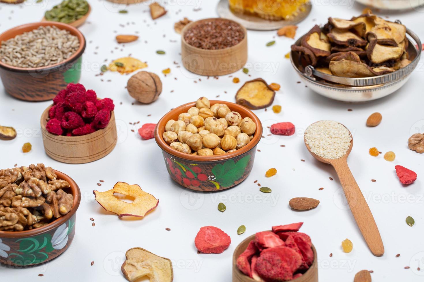 gesund Vegetarier Essen Konzept. Sortiment von getrocknet Früchte, Nüsse und Saat auf Weiß Hintergrund. oben Sicht. foto