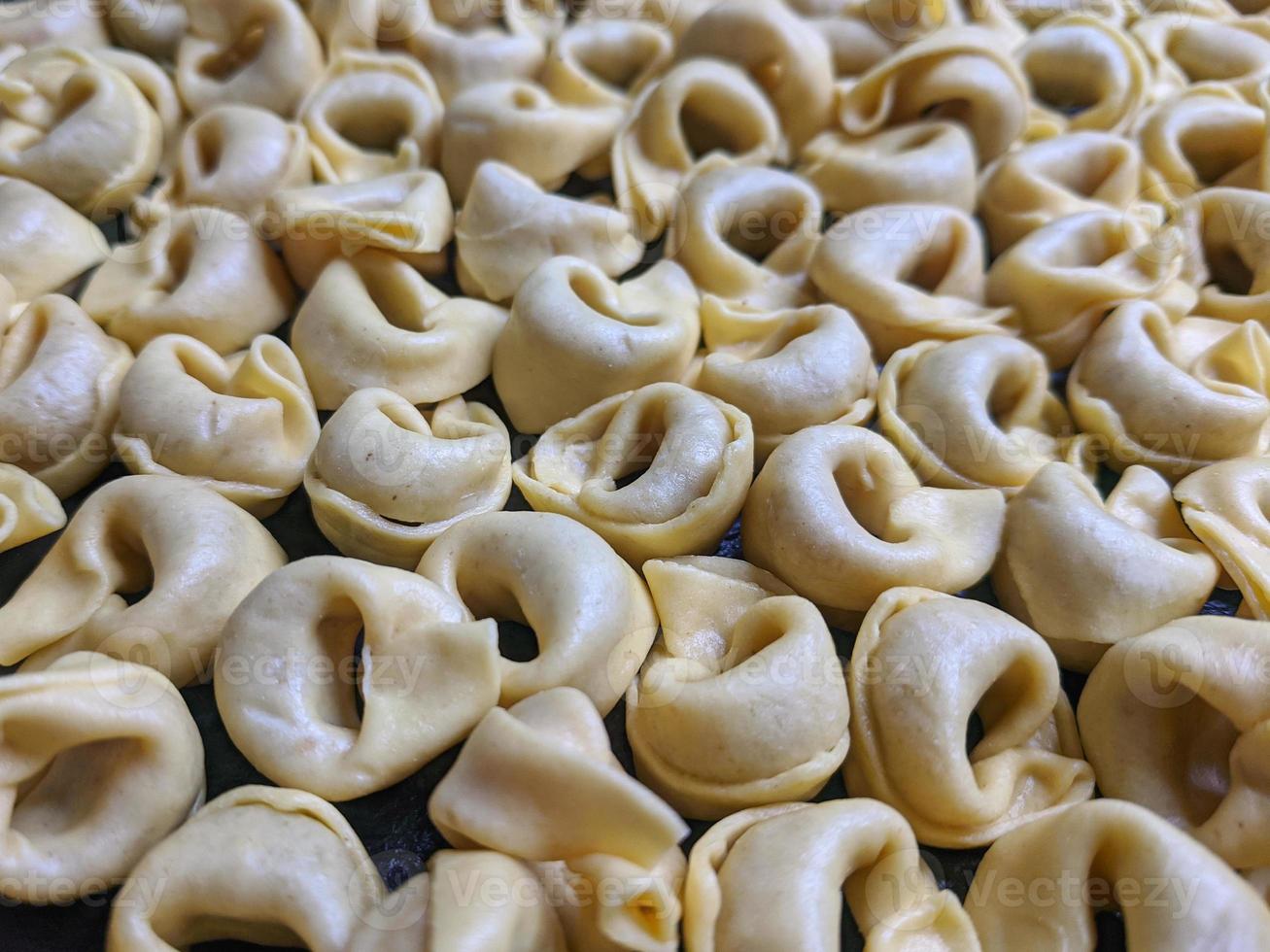 ein schließen oben oben Aussicht Schuss von roh Tortellini mit Weiß Pilze Textur Essen Fotografie foto