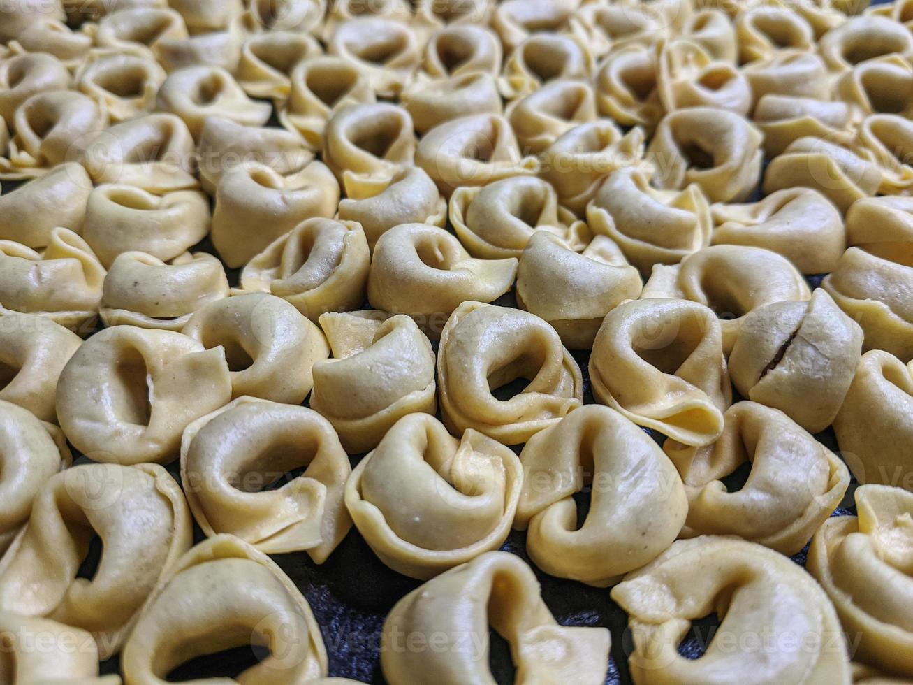 ein schließen oben oben Aussicht Schuss von roh Tortellini mit Weiß Pilze Textur Essen Fotografie foto