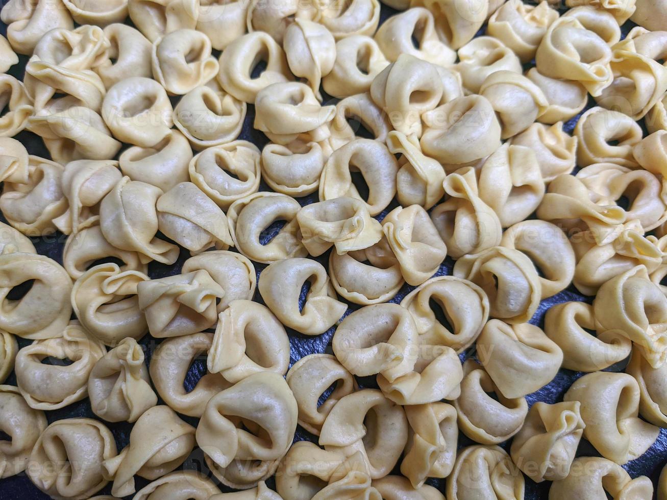 ein schließen oben oben Aussicht Schuss von roh Tortellini mit Weiß Pilze Textur Essen Fotografie foto