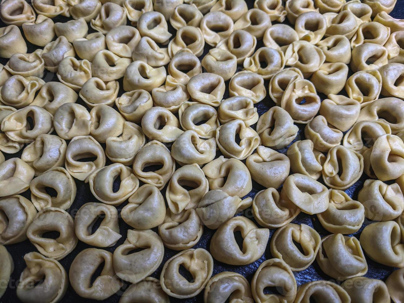 ein schließen oben oben Aussicht Schuss von roh Tortellini mit Weiß Pilze Textur Essen Fotografie foto