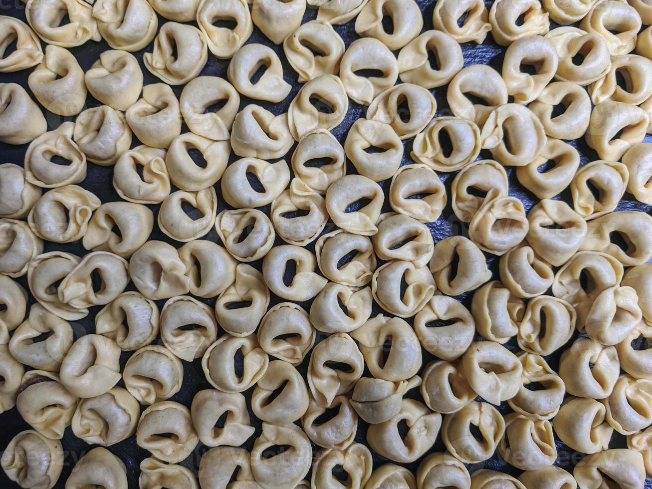 ein schließen oben oben Aussicht Schuss von roh Tortellini mit Weiß Pilze Textur Essen Fotografie foto