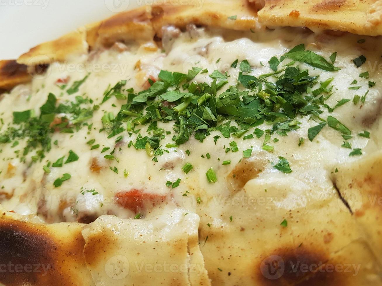 traditionell Türkisch Küche Kasarli pide bootförmig Fladenbrot mit Käse, Gewürze und Kräuter foto