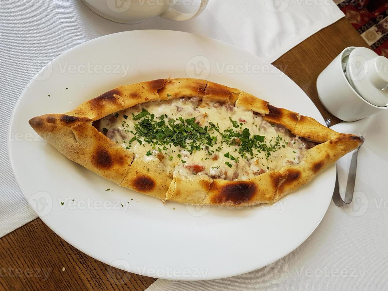 traditionell Türkisch Küche Kasarli pide bootförmig Fladenbrot mit Käse, Gewürze und Kräuter foto