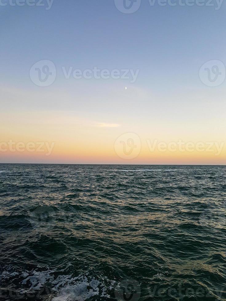 Seelandschaft Meer mit Ruhe Wasser und klar Himmel foto