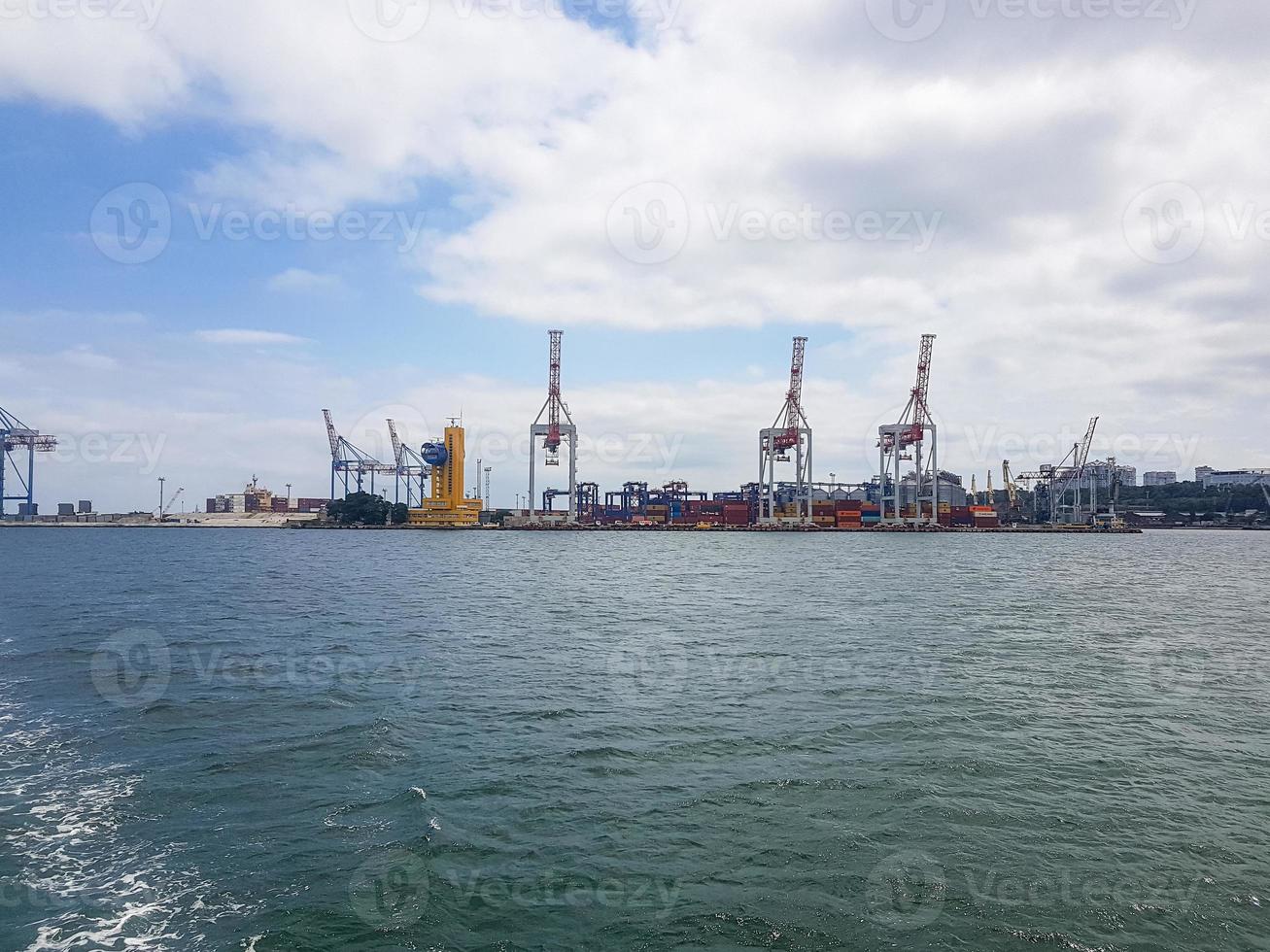 Landschaft Schießen von ein industriell Hafen Stadt foto