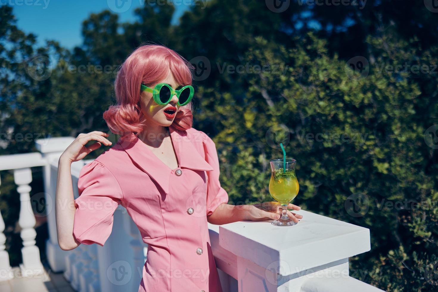 glamourös Frau genießen ein bunt Cocktail Hotel Terrasse Trinken Alkohol foto