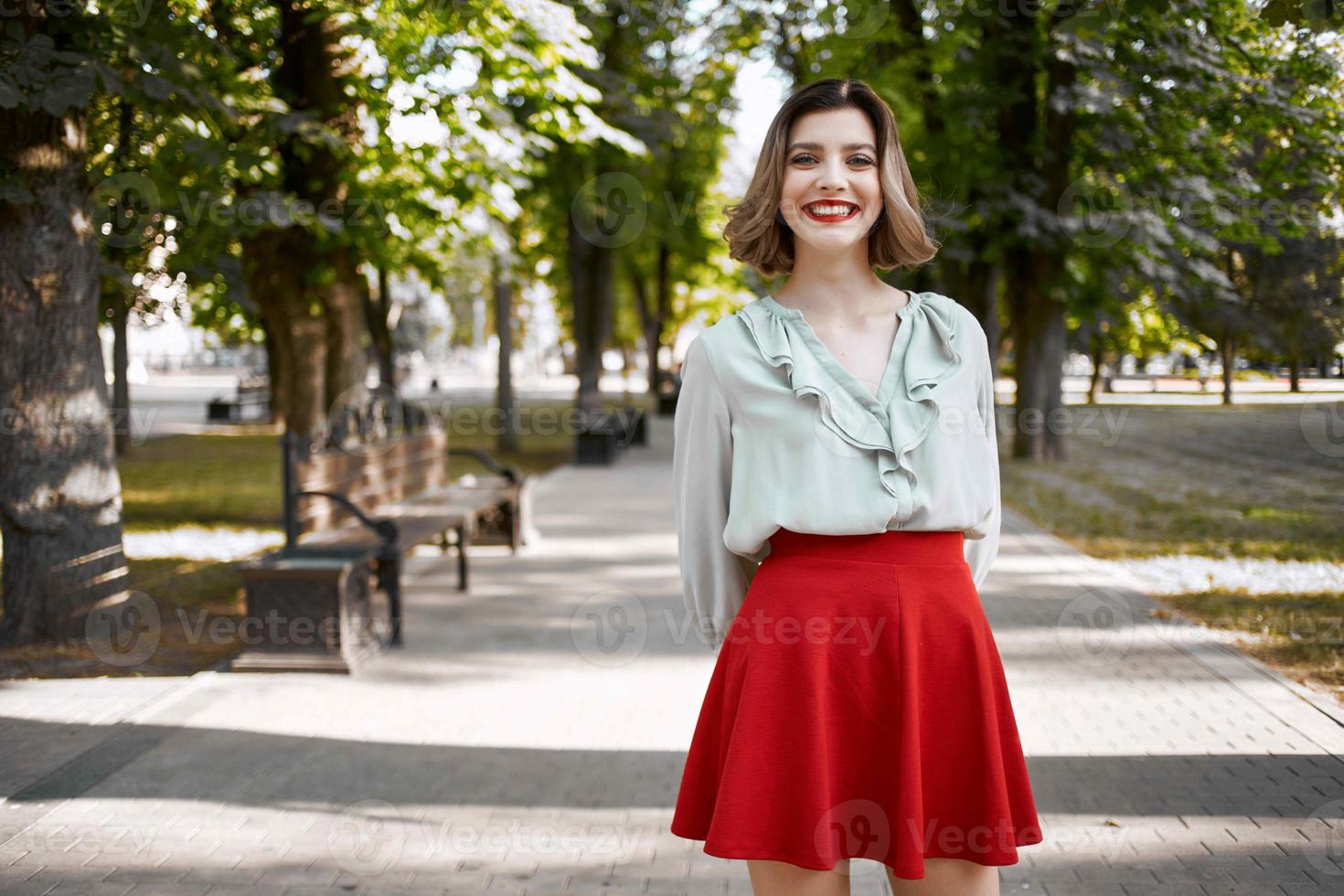 ziemlich Frau Gehen im das Park im rot Rock draußen foto