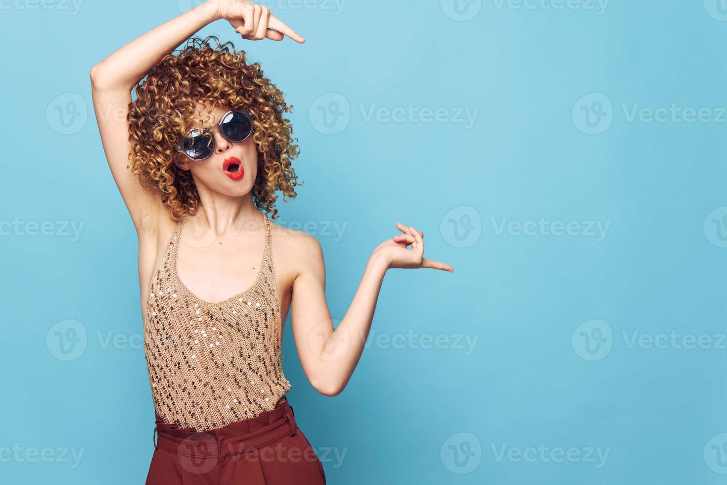 charmant Modell- lockig Haar Gesten mit Hände rot Lippen Paillette Hemd foto