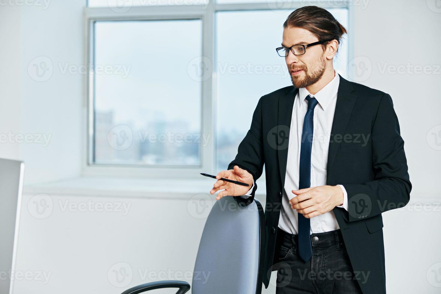 Geschäftsmann im ein passen Büro Arbeit Telefon Exekutive foto