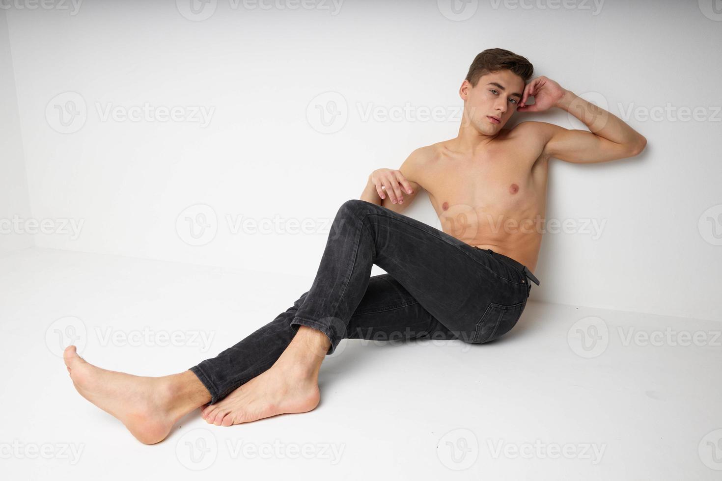 gut aussehend Mann nackt Torso schwarz Hose isoliert Hintergrund Luxus foto